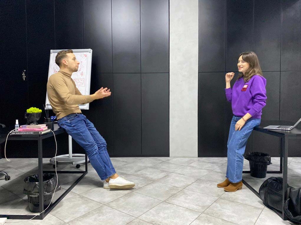 rehearsal with a trainer of public speaking skills